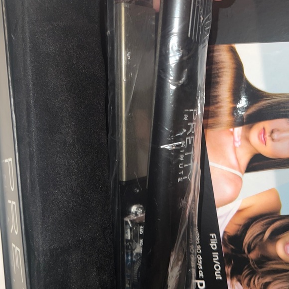 PRETTY IN A MINUTE CLASSIC FLAT IRON 1.25 INCH - Picture 3 of 3